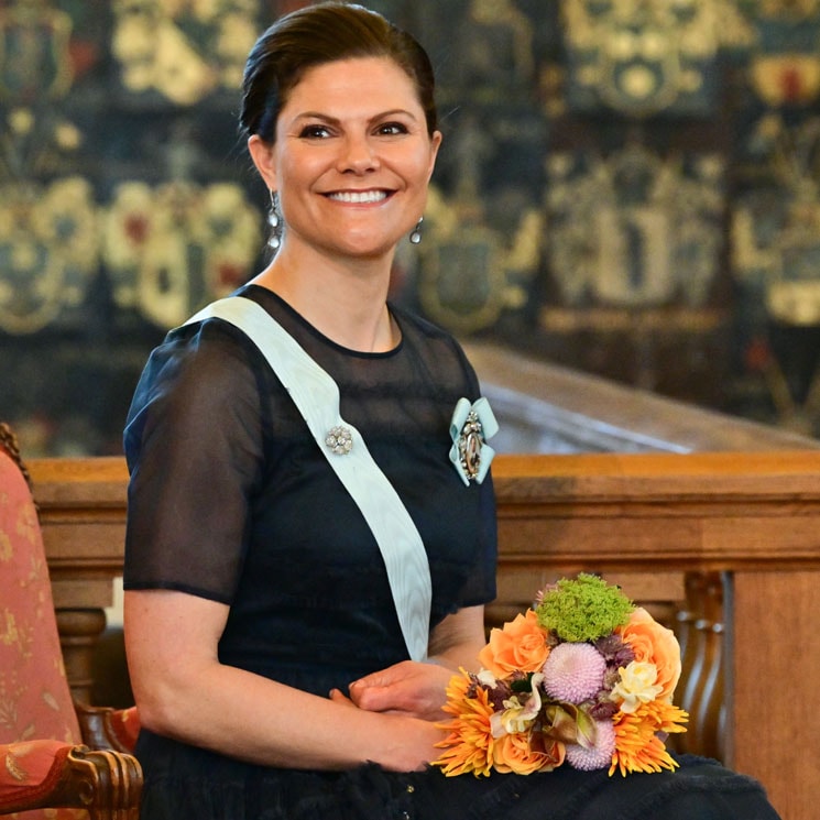Vuelve el vestido semitransparente y sostenible que conectó a Victoria de Suecia y doña Letizia