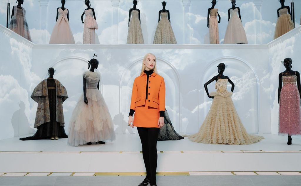 Entramos con Anya Taylor-Joy al museo de moda más grande de París
