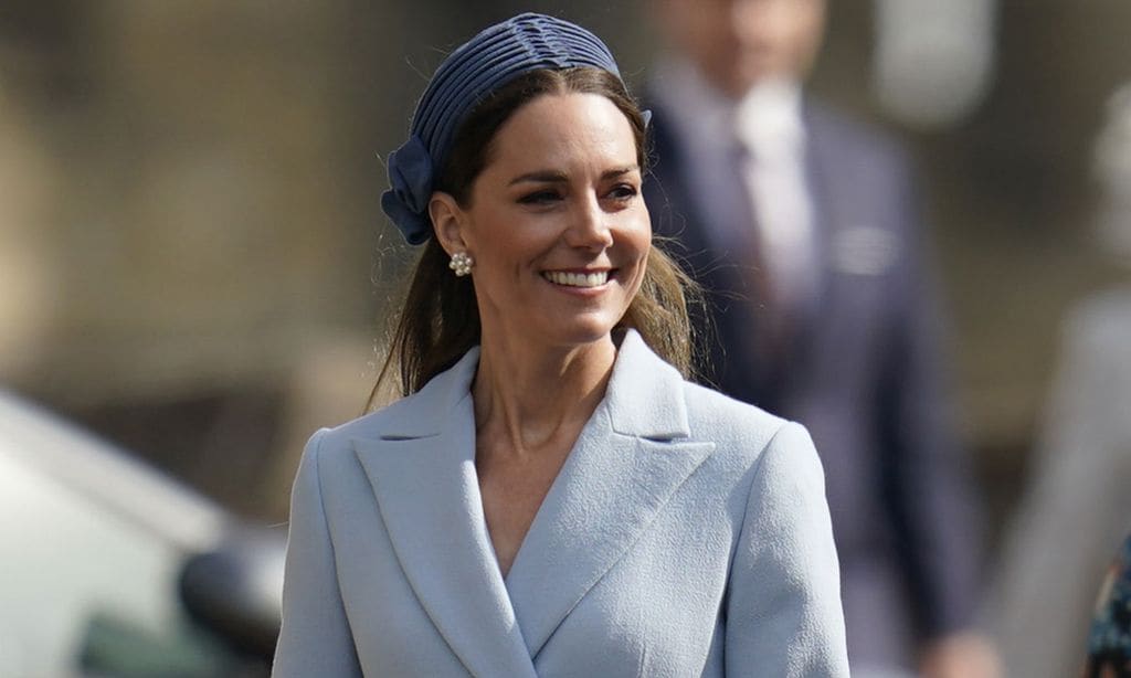Kate Middleton con vestido azul de Emilia Wickstead