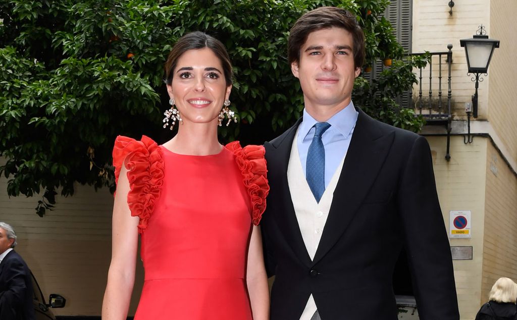 Un look rojo de inspiración 'flamenca', el conjunto de invitada de Belén Corsini en la boda de su hermano