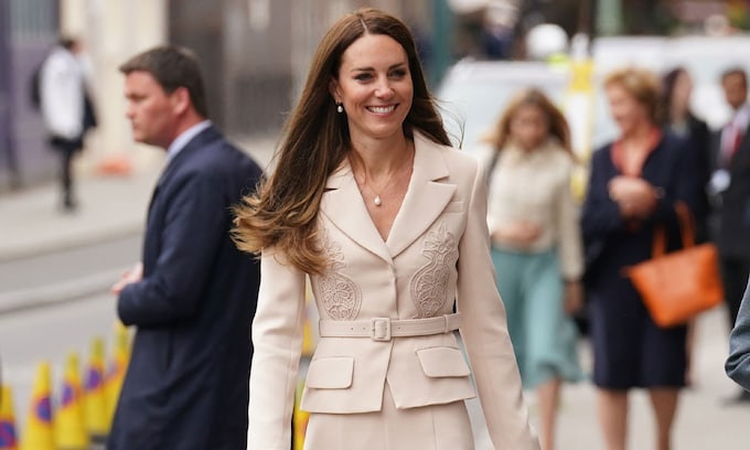 Kate Middleton con su traje de chaqueta y falda beige