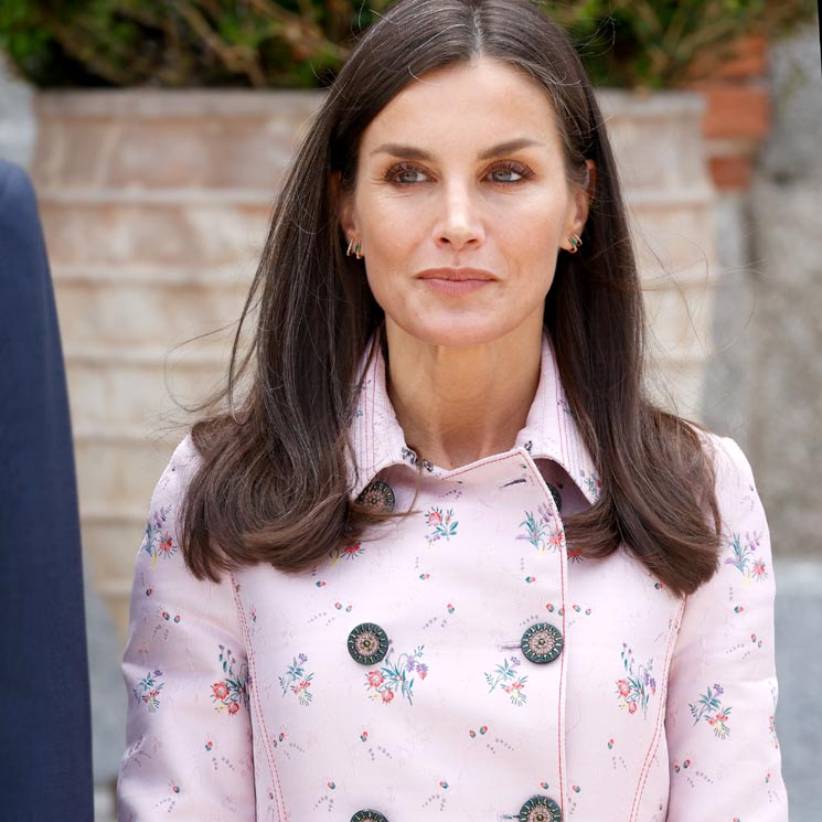 La Reina recicla su abrigo floral que no veíamos desde 2018, pero luce diferente