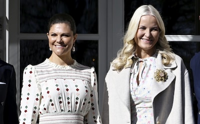 Victoria de Suecia y Mette Marit, dos princesas con vestidos primaverales y taconazos