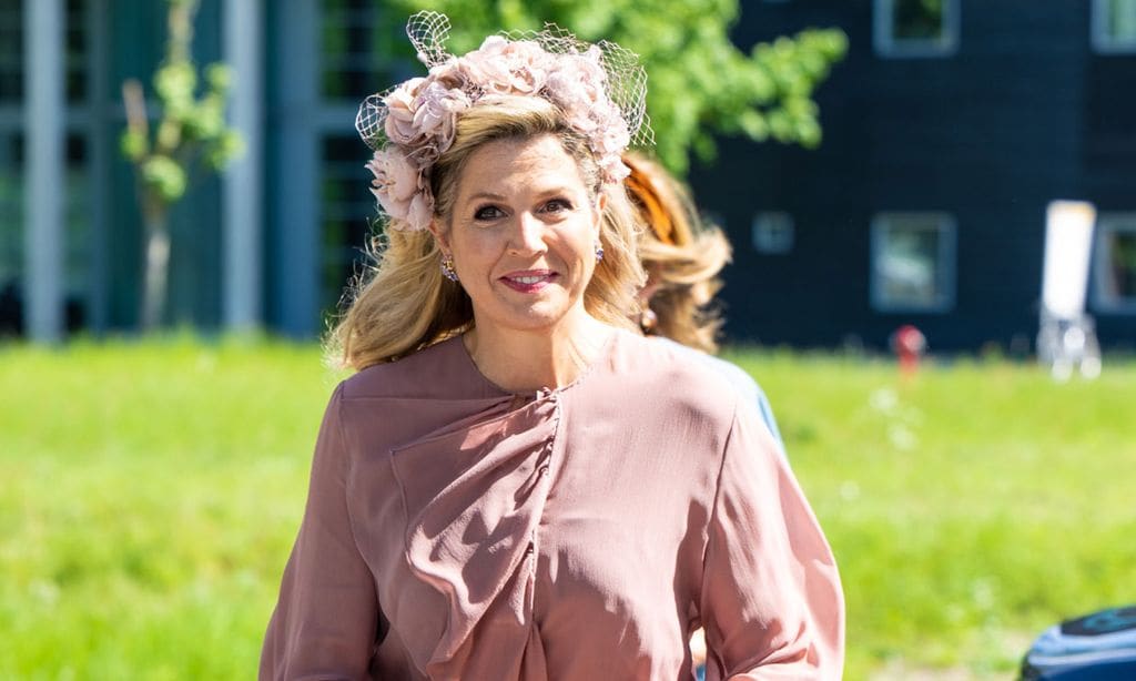 Máxima de Holanda: blusa de poeta con tocado de rosas