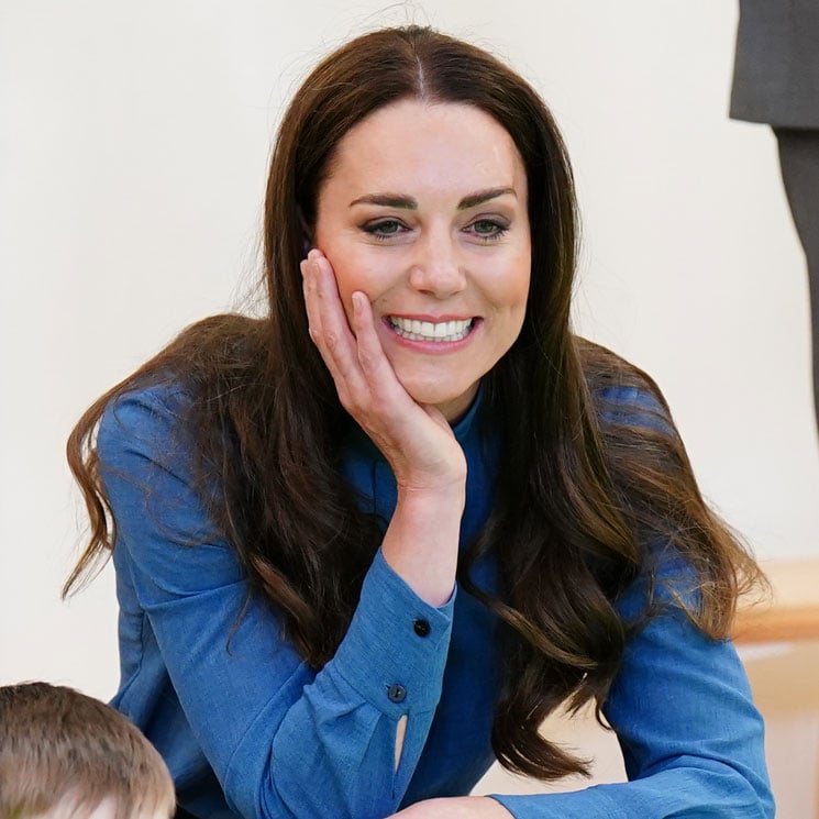 Kate estrena la blusa que podrás llevar con pantalón de oficina o falda de cuero