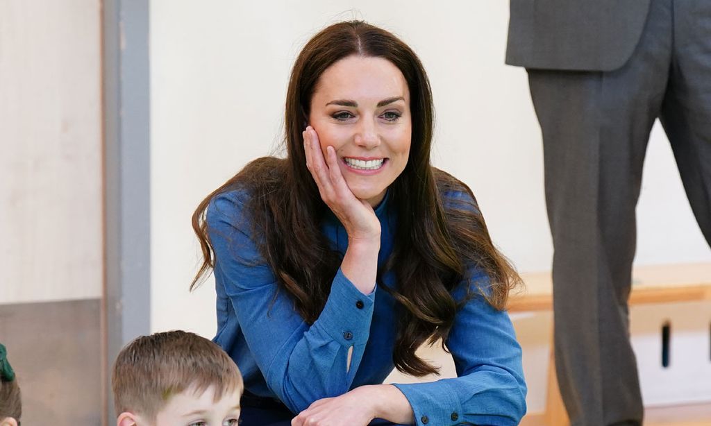 Kate estrena la blusa que podrás llevar con pantalón de oficina o falda de cuero