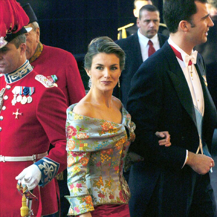 Doña Letizia fascinó con un corsé español en su puesta de largo ante la realeza hace 19 años