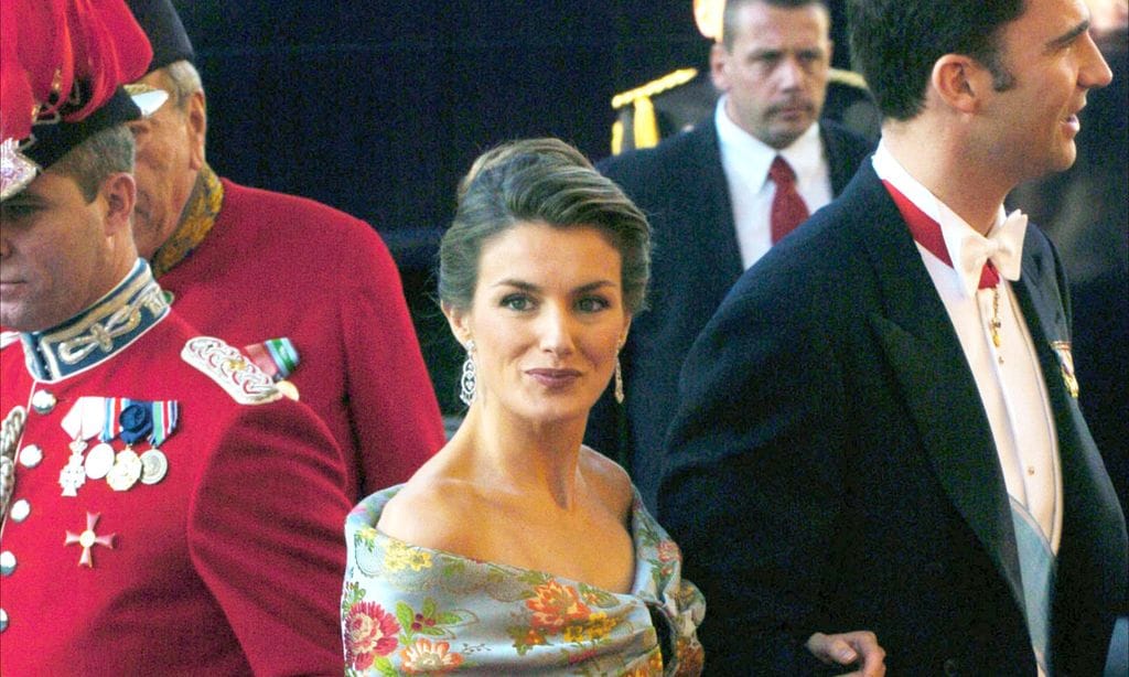 Doña Letizia fascinó con un corsé español en su puesta de largo ante la realeza hace 19 años