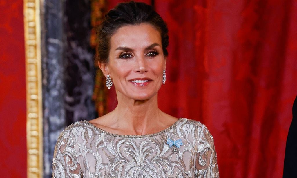 Sin tiara pero deslumbrante, doña Letizia sorprende con un vestido de bordados metalizados