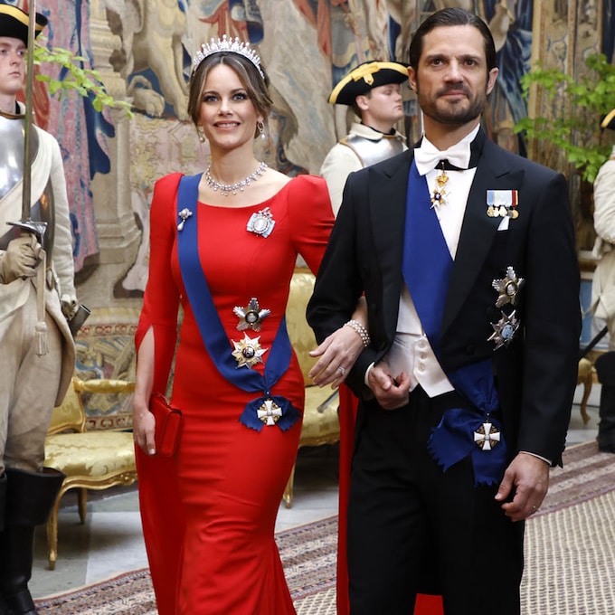 Sofia, fabulosa de gala con su vestido rojo de mangas-capa y la tiara de su boda