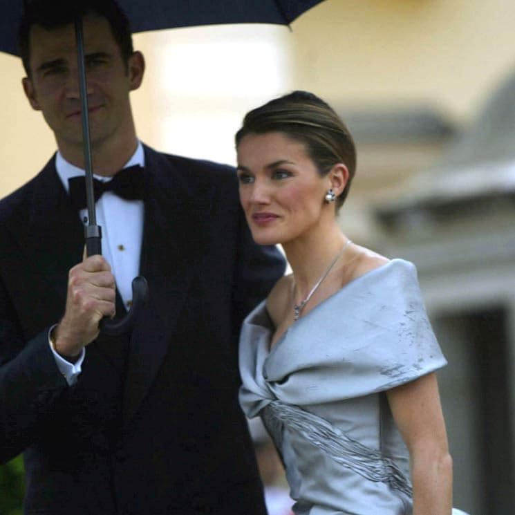 El vestido 'Cenicienta' de doña Letizia y otros looks vistos en su preboda hace 18 años