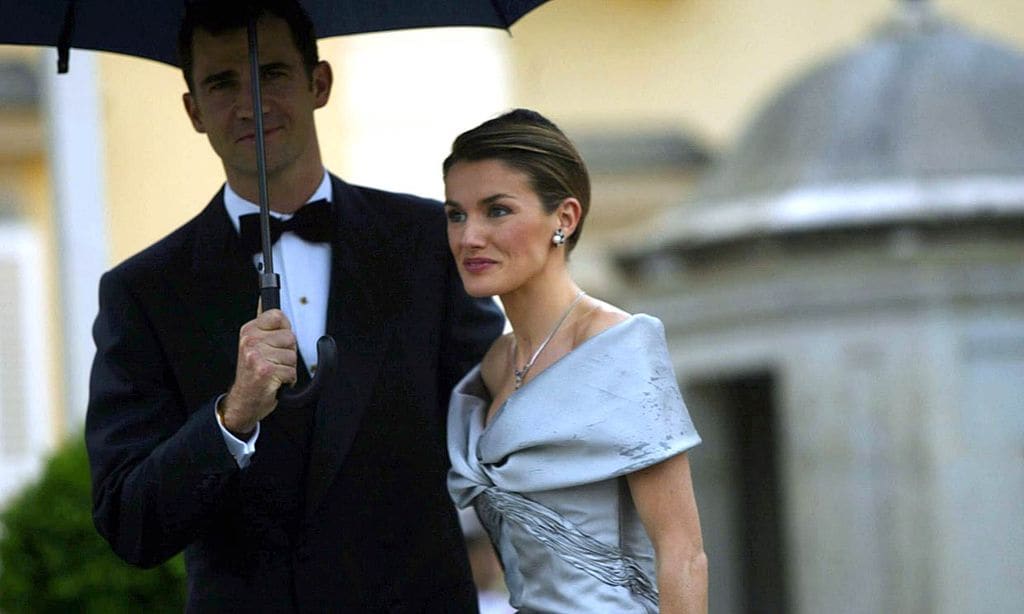 El vestido 'Cenicienta' de doña Letizia y otros looks vistos en su preboda hace 18 años