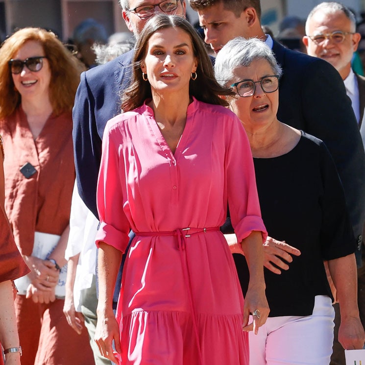 La Reina rejuvenece su vestido rosa 'oversize' con unas llamativas alpargatas españolas