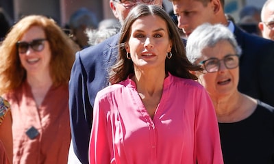 La Reina rejuvenece su vestido rosa 'oversize' con unas llamativas alpargatas españolas