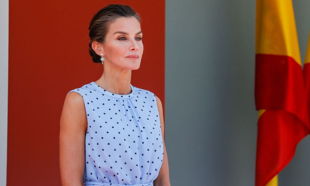 Doña Letizia recuerda sus días como princesa con un vestido celeste de lunares