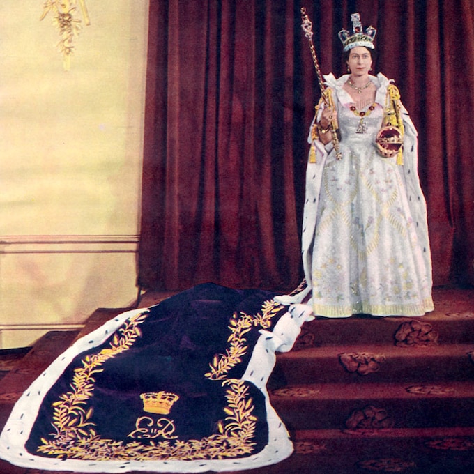 Recordamos el histórico look de Isabel II en su coronación a pocos días de la de su hijo Carlos III