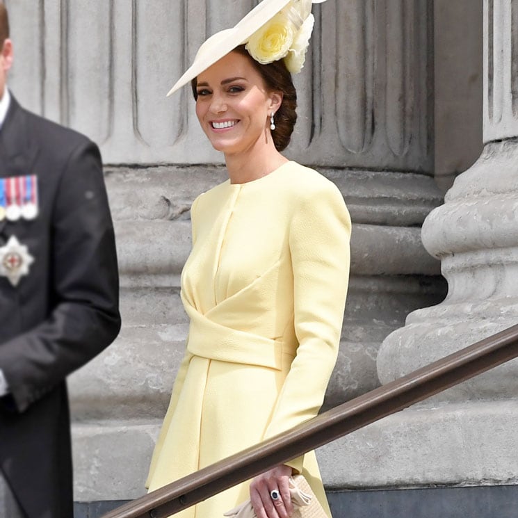 El homenaje de Kate a la reina Isabel II: un diseño amarillo y pendientes de perlas