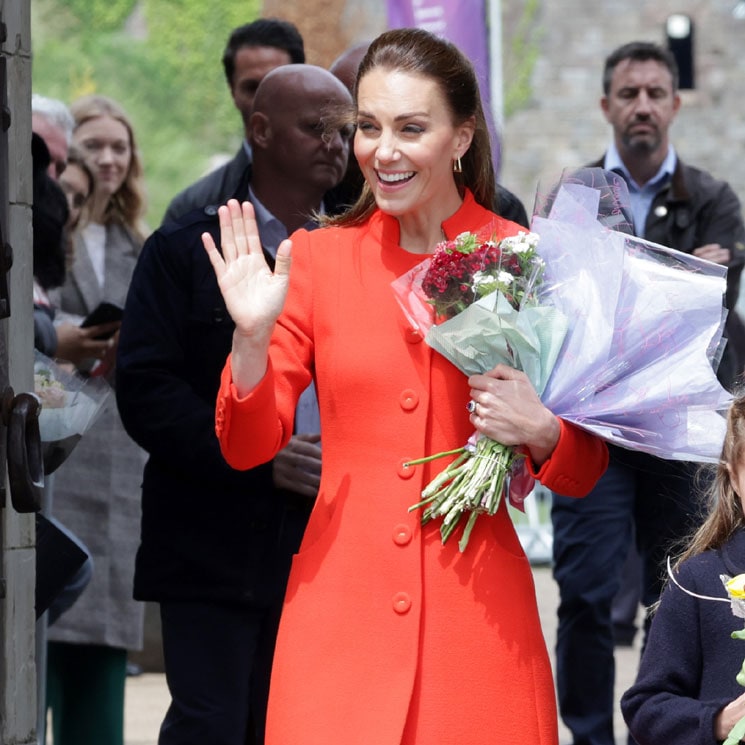 Kate vuelve a ser protagonista con un simbólico abrigo escarlata en Cardiff