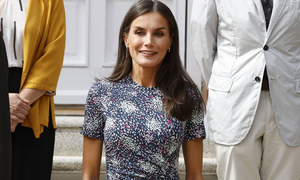 Reina Letizia: su vestido puntillista con tacones rojos 