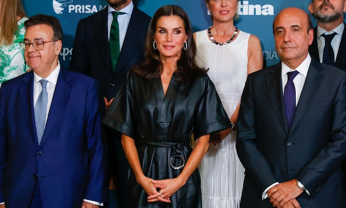 Reina Letizia con un vestido de cuero en los premios Retina ECO 