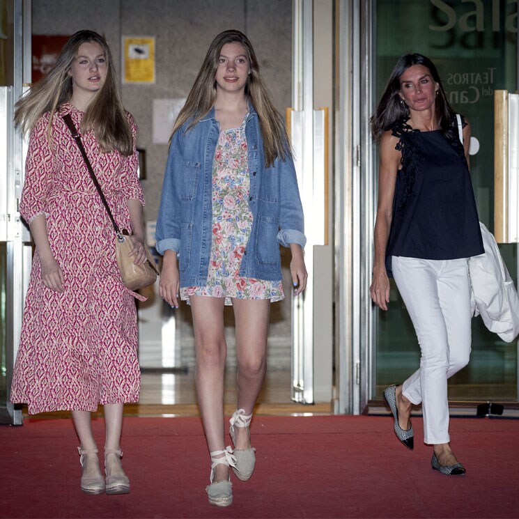 La reina Letizia y sus hijas estrenan la moda de verano con los básicos que nunca fallan