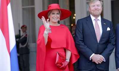 Máxima se supera con una capa roja y bolso diseñado por otra 'royal'