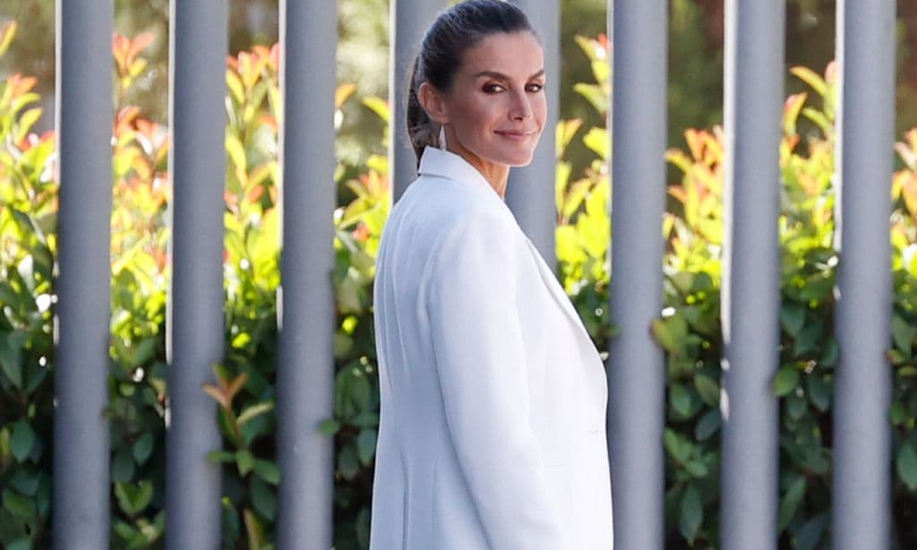 Doña Letizia con traje blanco