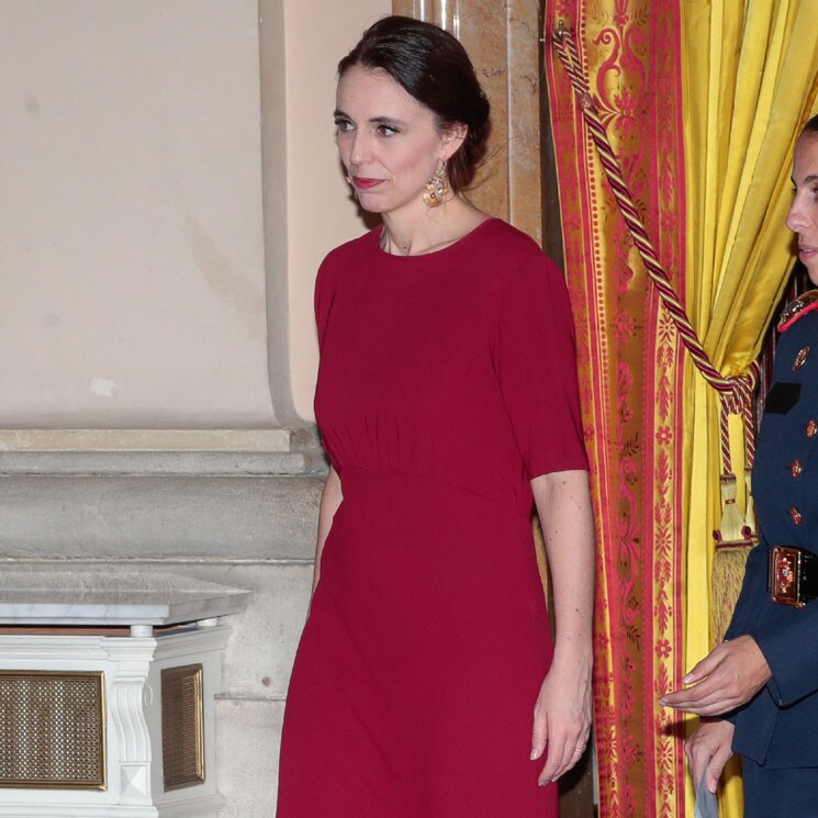 Jacinda Adern recuerda el look de su victoria: vestido rojo y pendientes de abanico