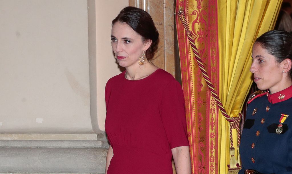 Jacinda Adern: la mujer de rojo en la cena de la cumbre de la OTAN