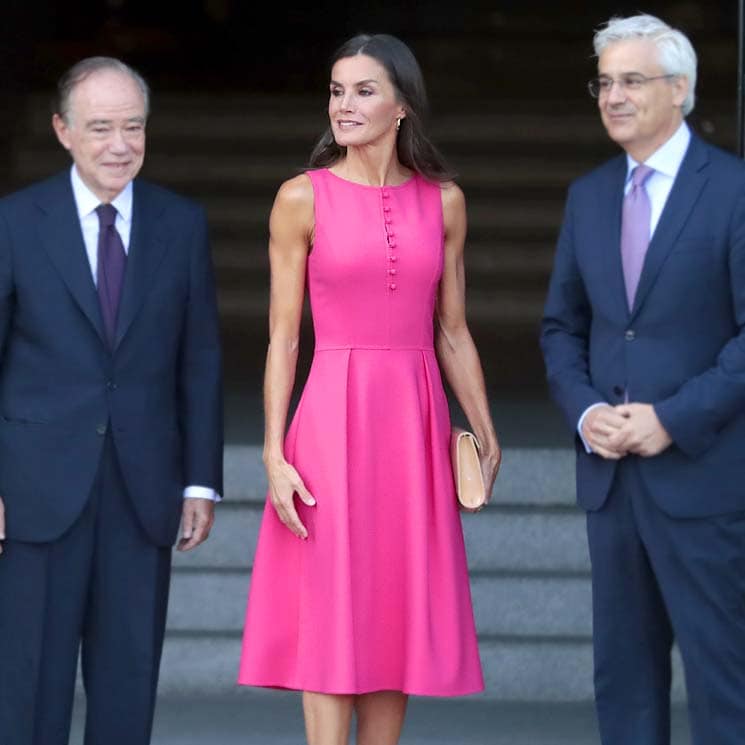 La Reina recupera su vibrante vestido 'corola' en color fucsia que estrenó en Nueva Orleans