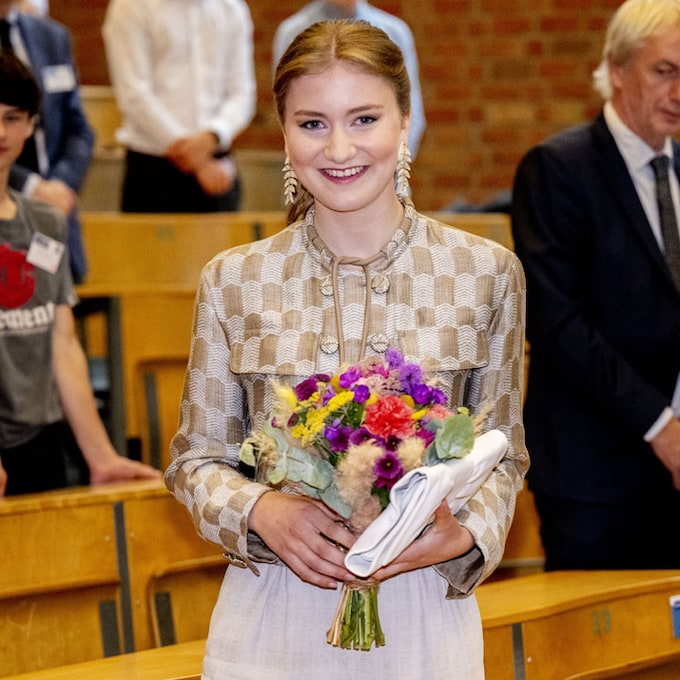 La imagen más adulta de Elisabeth de Bélgica con un traje bordado italiano