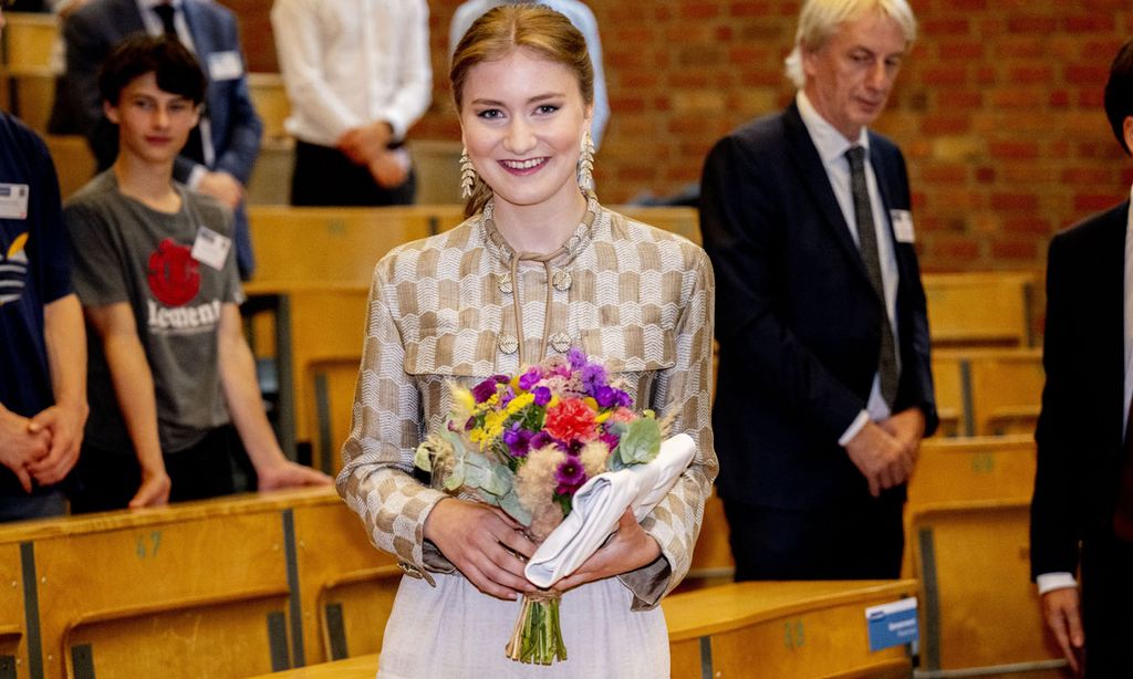 La imagen más adulta de Elisabeth de Bélgica con un traje bordado italiano