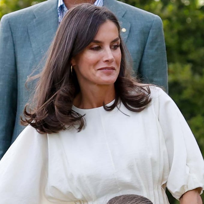 El look más veraniego de la Reina con nuevo vestido blanco en Barcelona