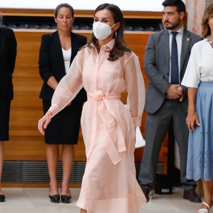 Un camisero transparente con pendientes desiguales: la Reina rompe su tradición