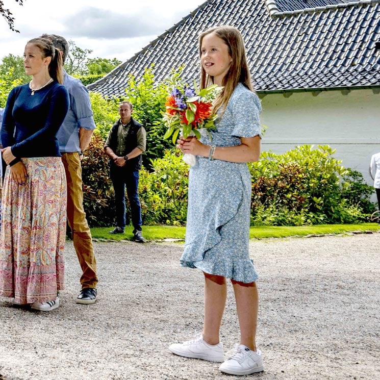 Josephine de Dinamarca y el fenómeno de las zapatillas blancas entre las jóvenes 'royals'