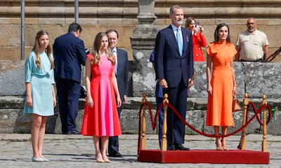 Los vestidos 'midi' coordinados de la reina Letizia y la princesa Leonor en Santiago de Compostela