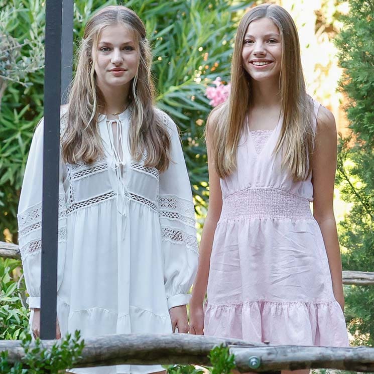 Los vestidos luminosos de Leonor y Sofía para inaugurar su verano en Mallorca