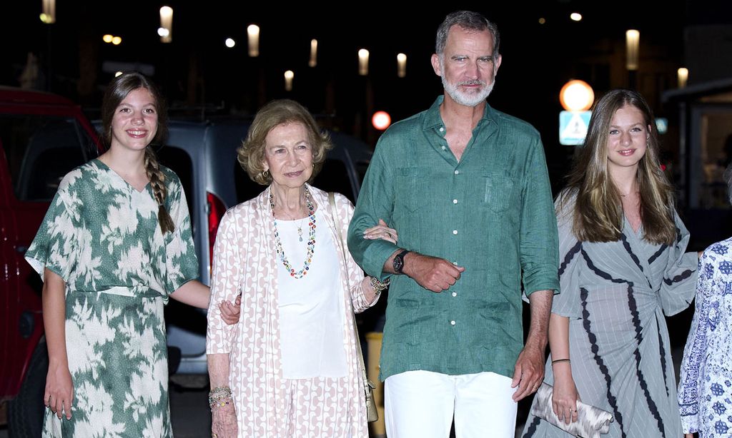 Un conjunto de rebajas y un vestido artesanal: Sofía y Leonor afianzan sus estilos con moda española