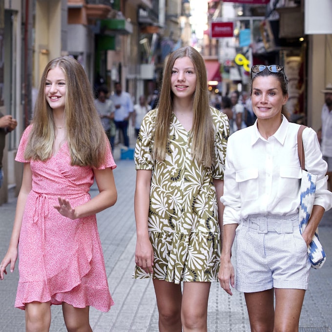 Las prendas españolas con las que la Reina y sus hijas fueron las mejores embajadoras de moda este verano