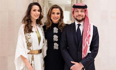 Tras su look en vaqueros, Rania cambia de estilo con un vestido que no necesita joyas