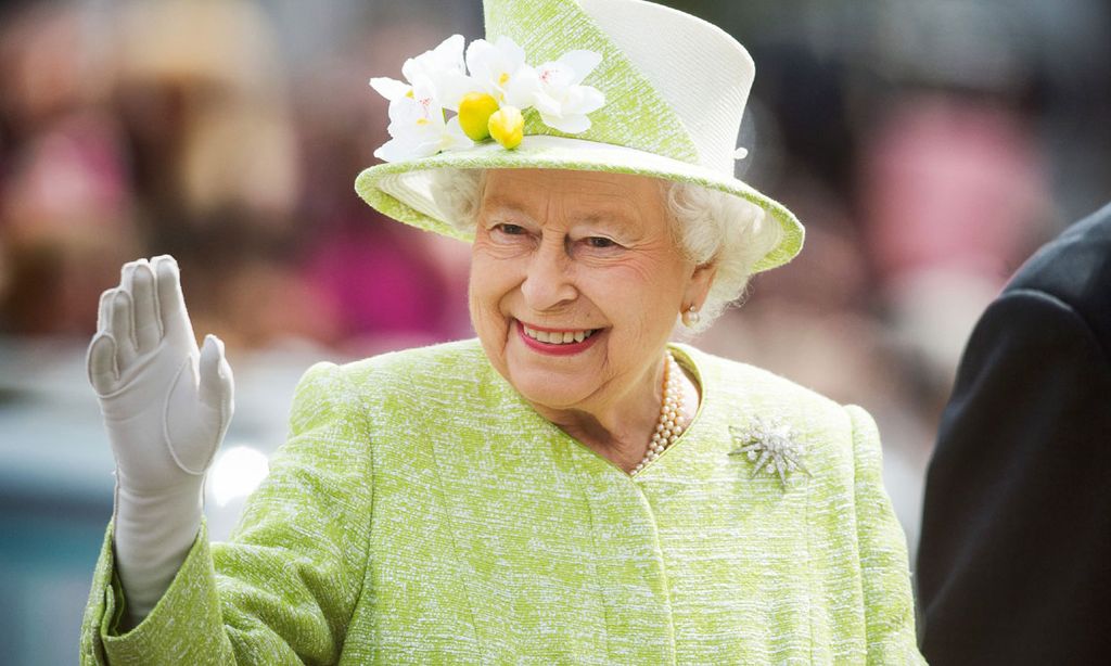 Del traje de novia al de su coronación: los looks más icónicos de Isabel II