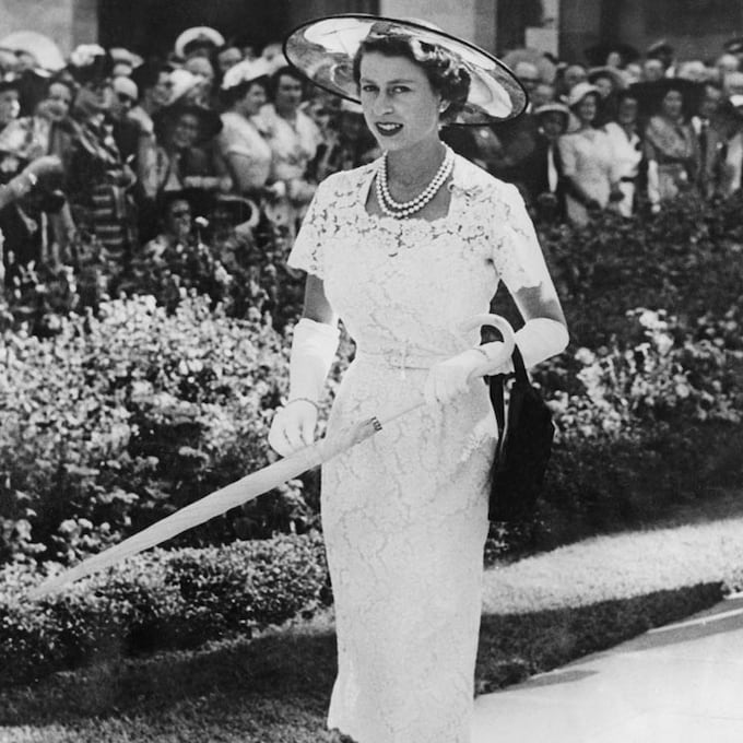Del traje de novia al de su coronación: los looks más icónicos de Isabel II