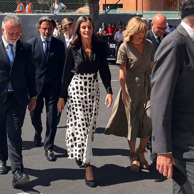 Doña Letizia sorprende con una falda española de 40 euros que ya llevó Kate Middleton