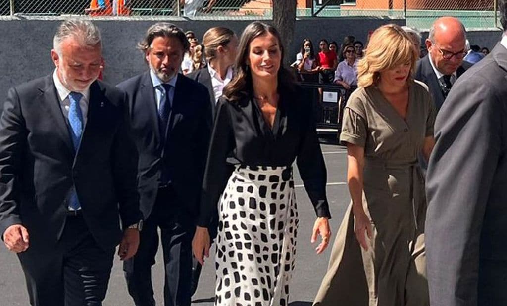 Reina Letizia con una falda de Massimo Dutti