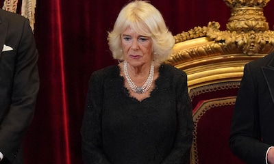 El primer look de Camilla como reina consorte: un vestido de encaje y sus adoradas perlas