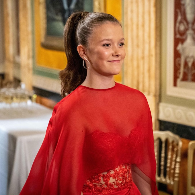 Isabella de Dinamarca, de 15 años, se impone en su debut con dos originales looks