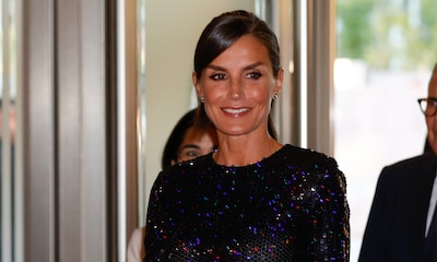 Doña Letizia versiona su vestido de 'paillettes' viral con un diseño que ya llevó otra reina