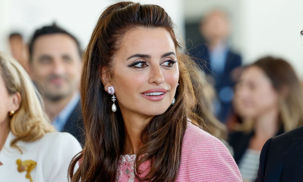 Emocionada y con su look más naíf: Penélope Cruz recibe el Premio Cinematografía 2022