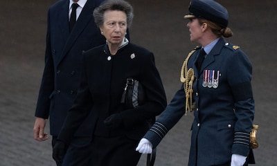 La princesa Ana recupera el traje con el que se despidió de Diana de Gales en 1997
