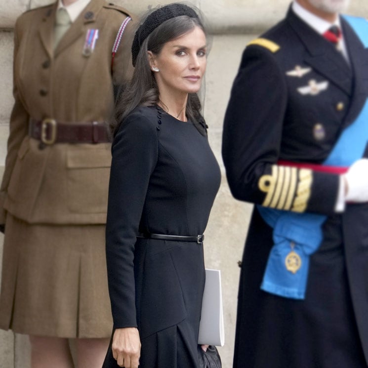 La reina Letizia se despide de Isabel II con un vestido regio y tocado con red